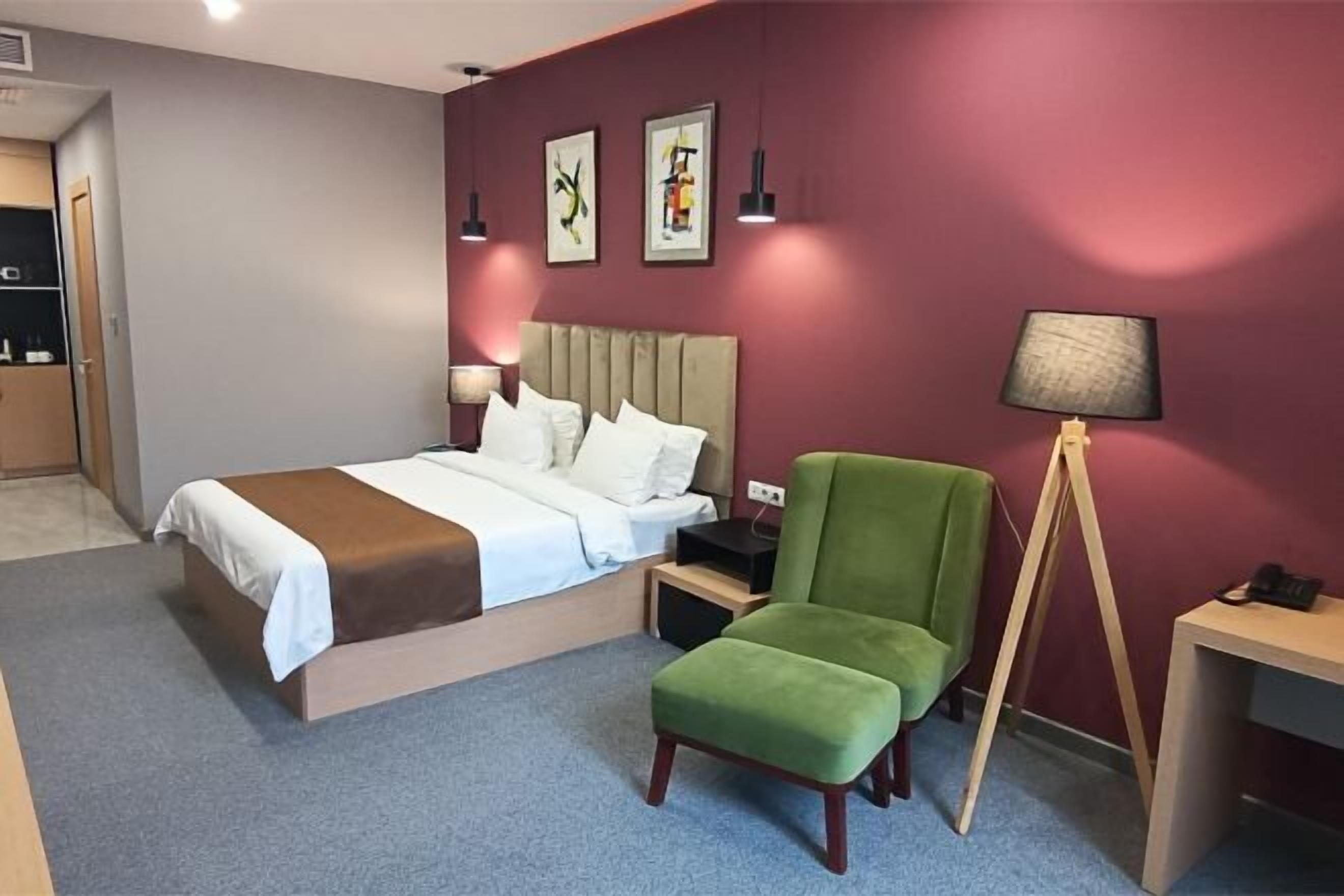 Minibar, Zimmersafe, Schreibtisch, laptopgeeigneter Arbeitsplatz