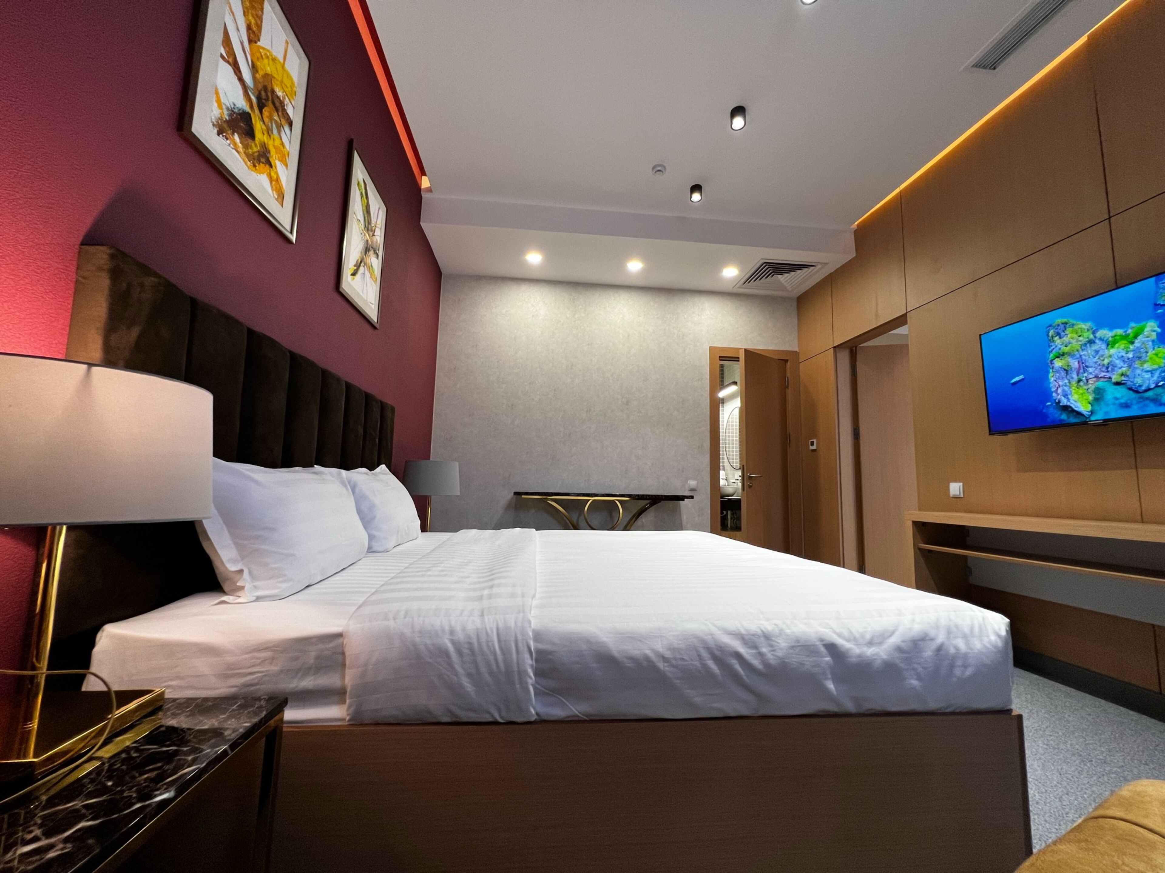 Phòng Suite trung tâm thành phố, quang cảnh thành phố | Minibar, két bảo mật tại phòng, bàn 