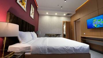 Suite City, vistas a la ciudad | Minibar, caja fuerte, escritorio y espacio para trabajar con un portátil