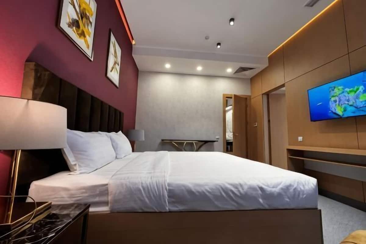 Minibar, caja de seguridad en la habitación y escritorio