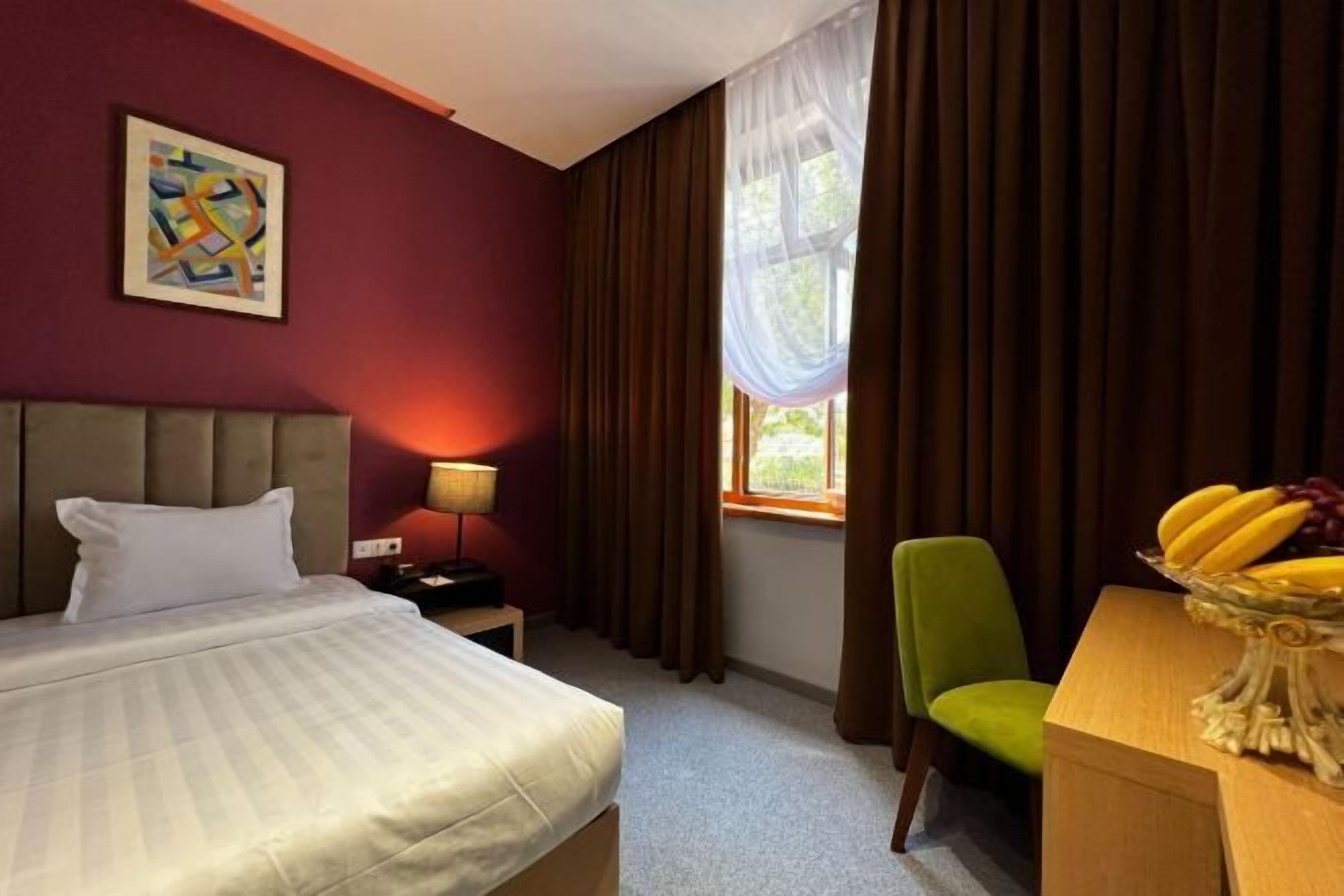 Minibar, brankas, meja kerja, dan ruang kerja ramah laptop