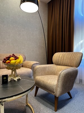 Suite – city, byutsikt | Oppholdsområde | En 43-tommers Flatskjerm-TV med Parabol-TV samt TV og oppvarmet gulv