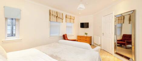 2 slaapkamers, een bureau, een strijkplank/strijkijzer, reisbedje