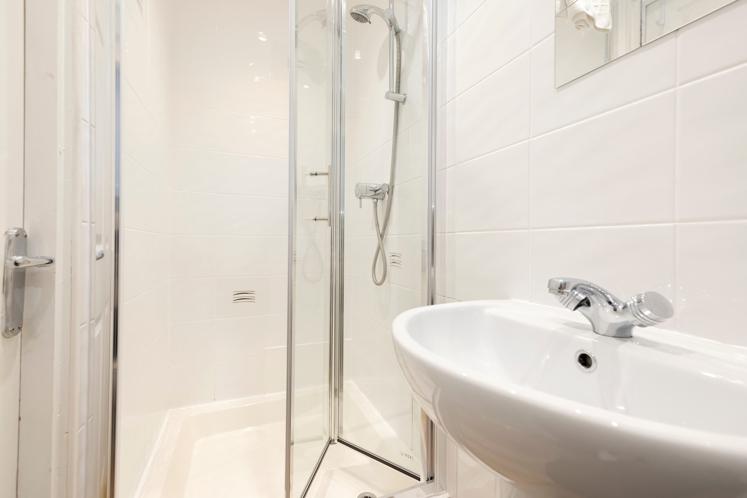 Combined shower/tub, hair dryer, towels