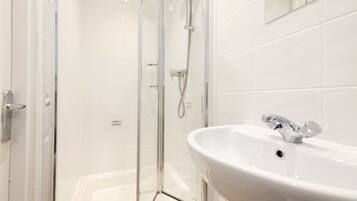 Combined shower/tub, hair dryer, towels