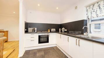 Fridge, oven, stovetop, dishwasher