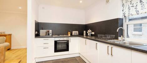 Fridge, oven, stovetop, dishwasher