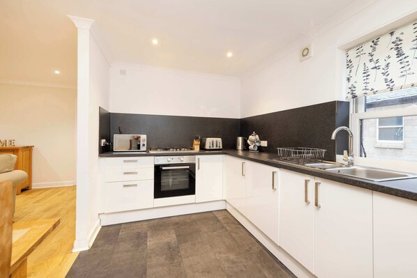 Fridge, oven, stovetop, dishwasher