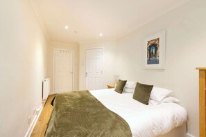 3 slaapkamers, een strijkplank/strijkijzer, reisbedje, wifi