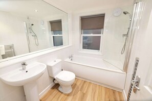 Combined shower/tub, hair dryer, towels