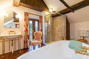 Cottage, 1 Queen Bed | Bathroom