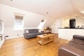 TV, offices - Cosy Flat near the City Centre (Edinburgh)