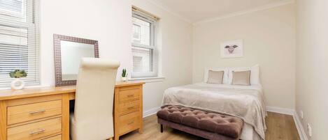 8 bedrooms, desk, iron/ironing board, WiFi