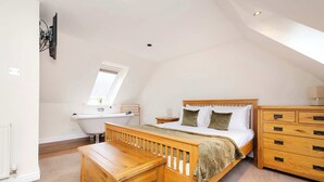 8 soverom, skrivebord, strykejern/-brett og reiseseng for barn