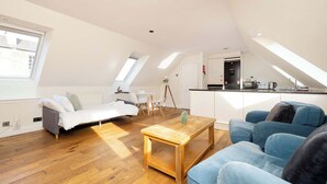 A modern loft apartment with a dining area, kitchen, and living space. - Modern Apartment close to Dean Village (Edinburgh)