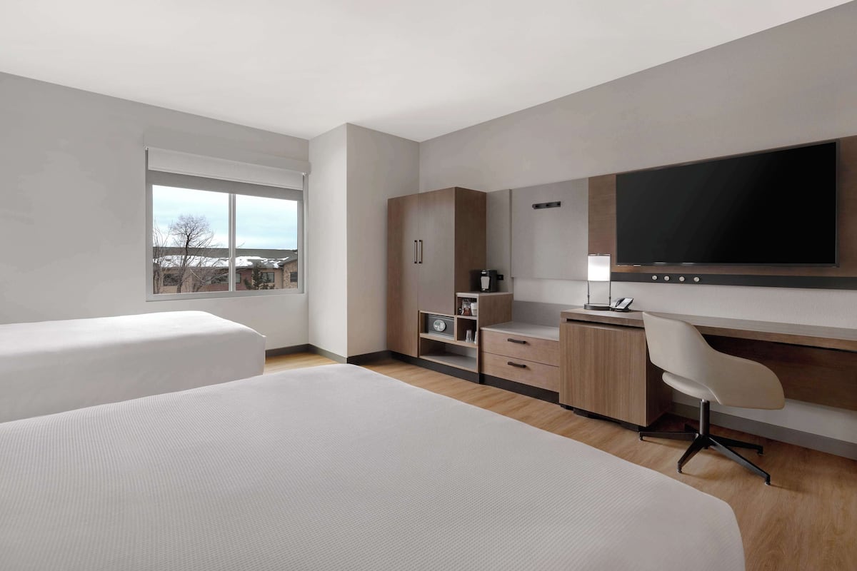 룸 (2 Queenbeds with Sofabed, High Floor) | 객실 내 금고, 책상, 다리미/다리미판, 무료 WiFi