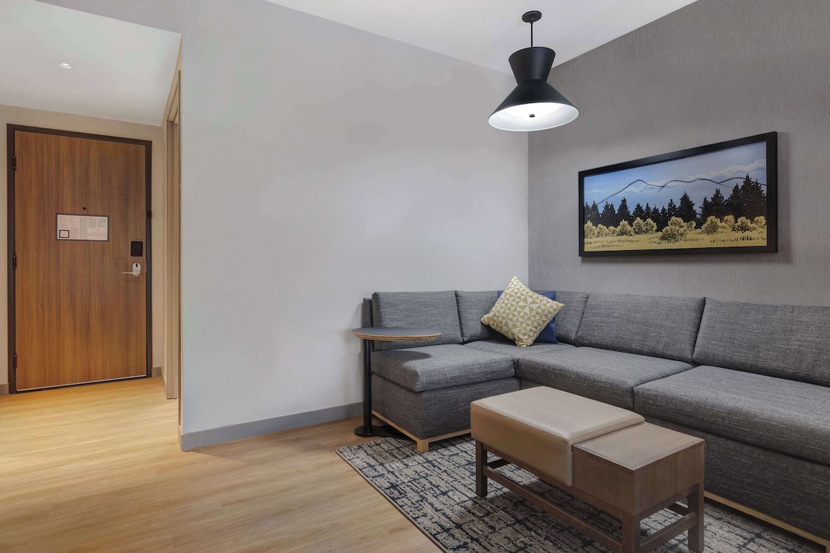 In-room safe, desk, iron/ironing board, free WiFi