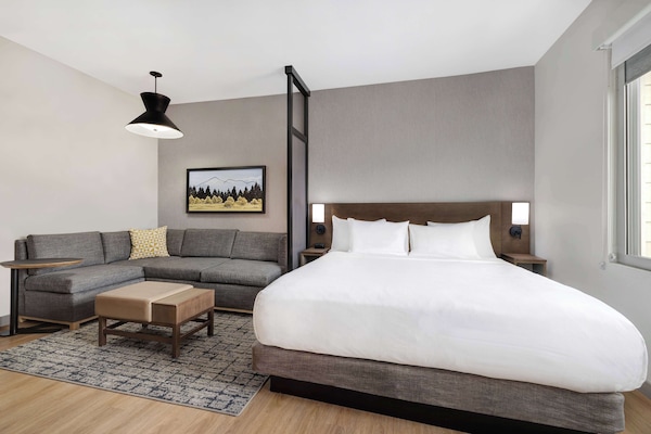 Cofres nos quartos, escrivaninha, ferros/tábuas de passar roupa