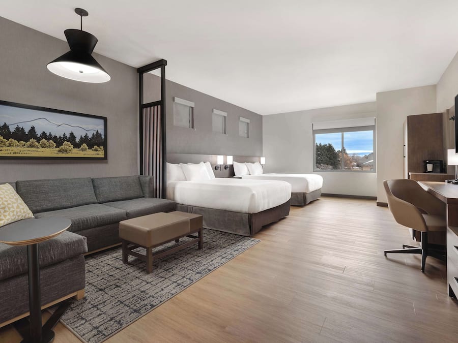 Een kluis op de kamer, een bureau, een strijkplank/strijkijzer