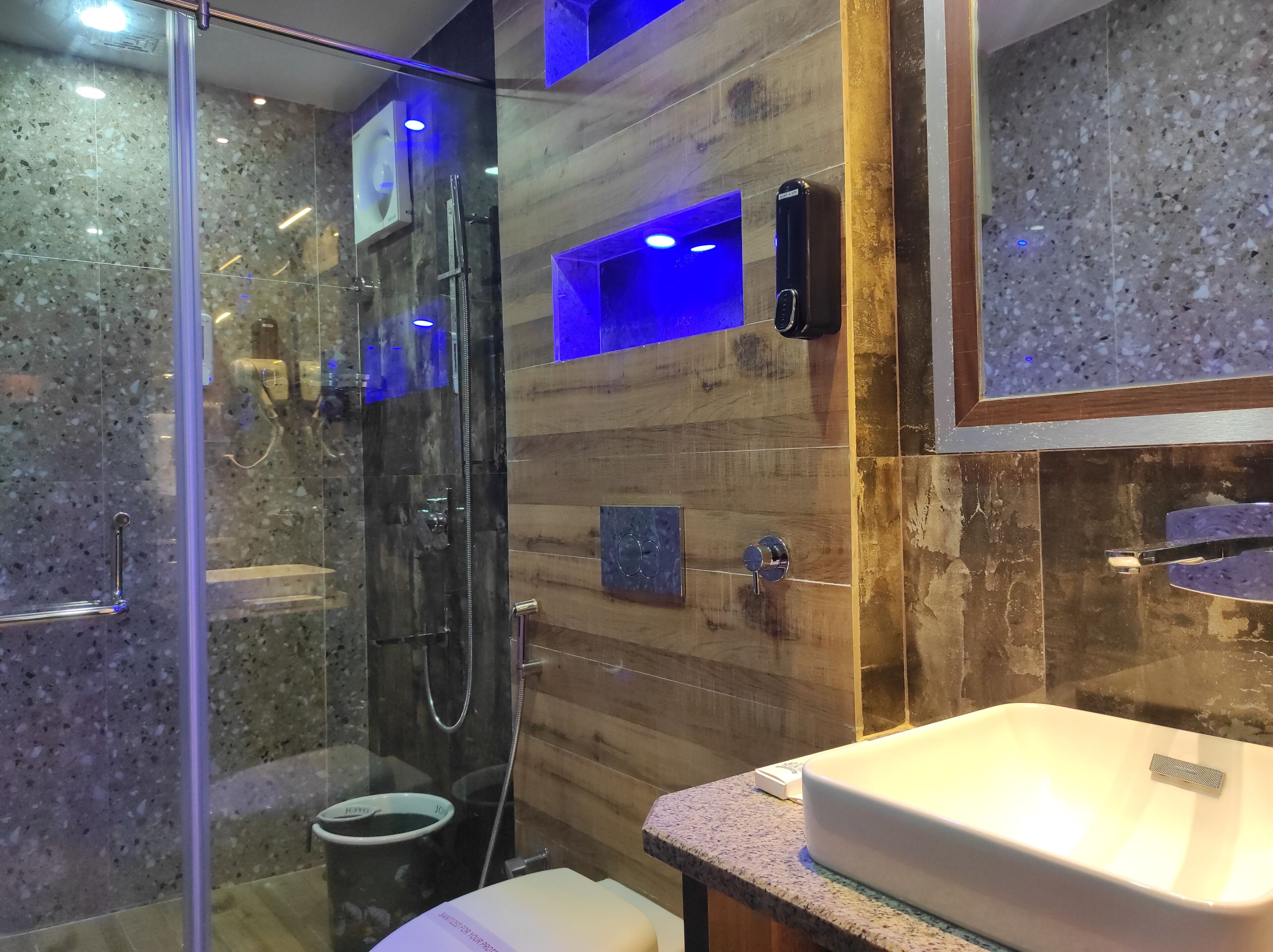 Quarto real | Banheiro | Chuveiro, chuveiro com efeito de chuva, produtos de toalete grátis 