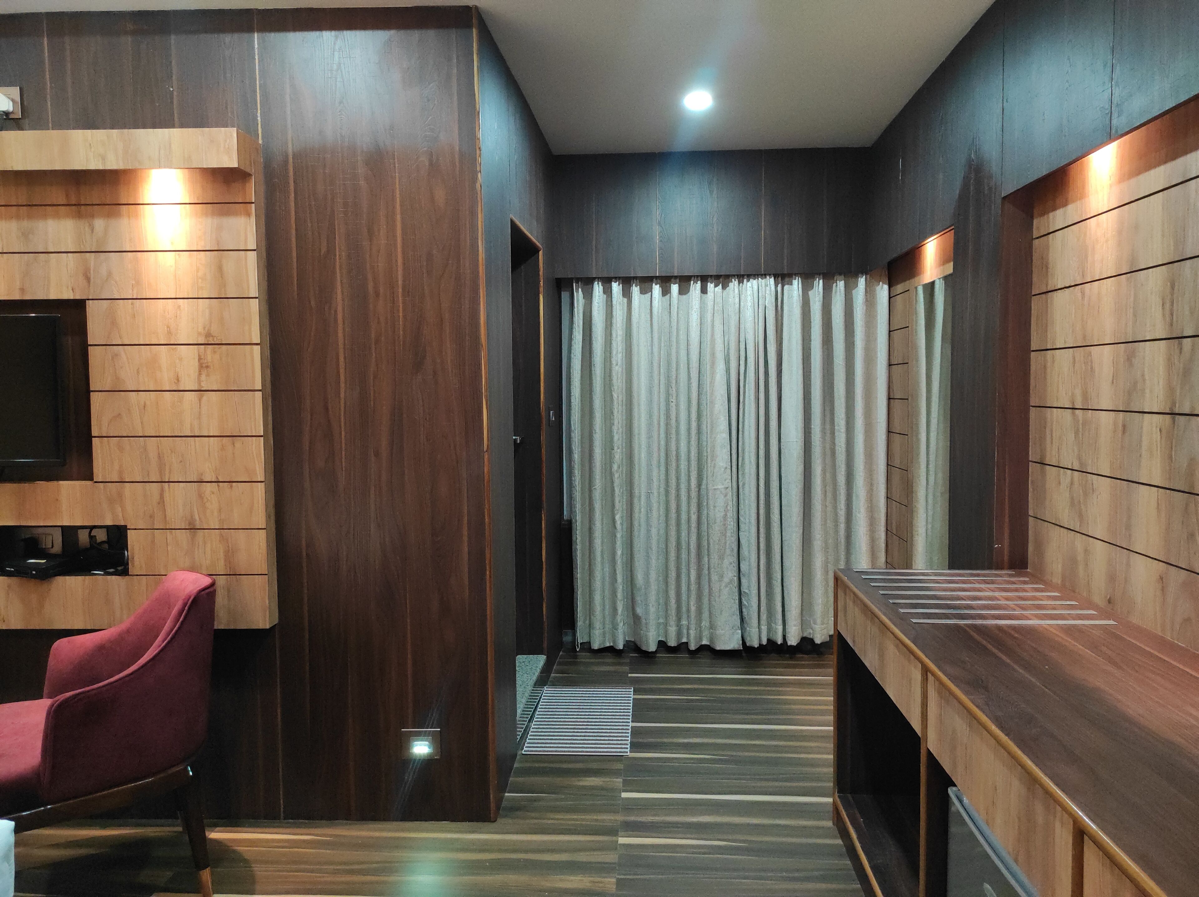 ロイヤル ルーム | 高級寝具、デスク、遮光カーテン、防音設備