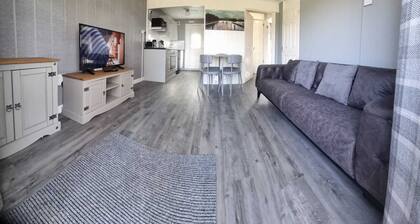 Watkin Cabin – Peaceful 2-Bed Chalet Near Snowdonia & Caernarfon