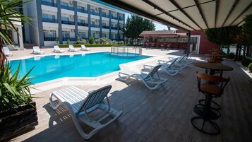 Una piscina al aire libre