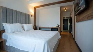 Habitación básica, 1 cama matrimonial | Sábanas de algodón egipcio y ropa de cama de alta calidad