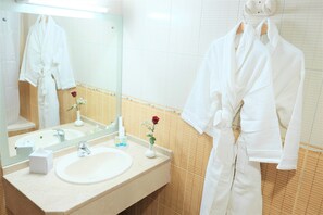 Bathroom - Deluxe 1-bed Apartment With Balcony and Twin Bed (Dubai)