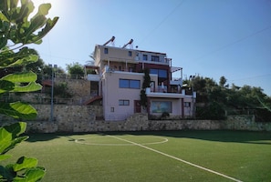 Vista frontal de la propiedad