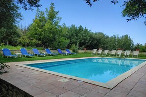 สระว่ายน้ำกลางแจ้งเปิดตามฤดูกาล, ร่มริมสระว่ายน้ำ, เก้าอี้อาบแดดริมสระ