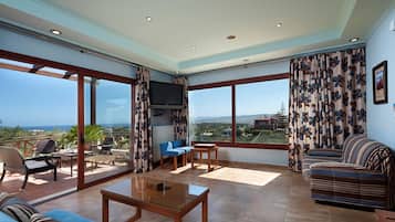 Panoramic Studio Suite | Egyptian cotton sheets, premium bedding, in-room safe