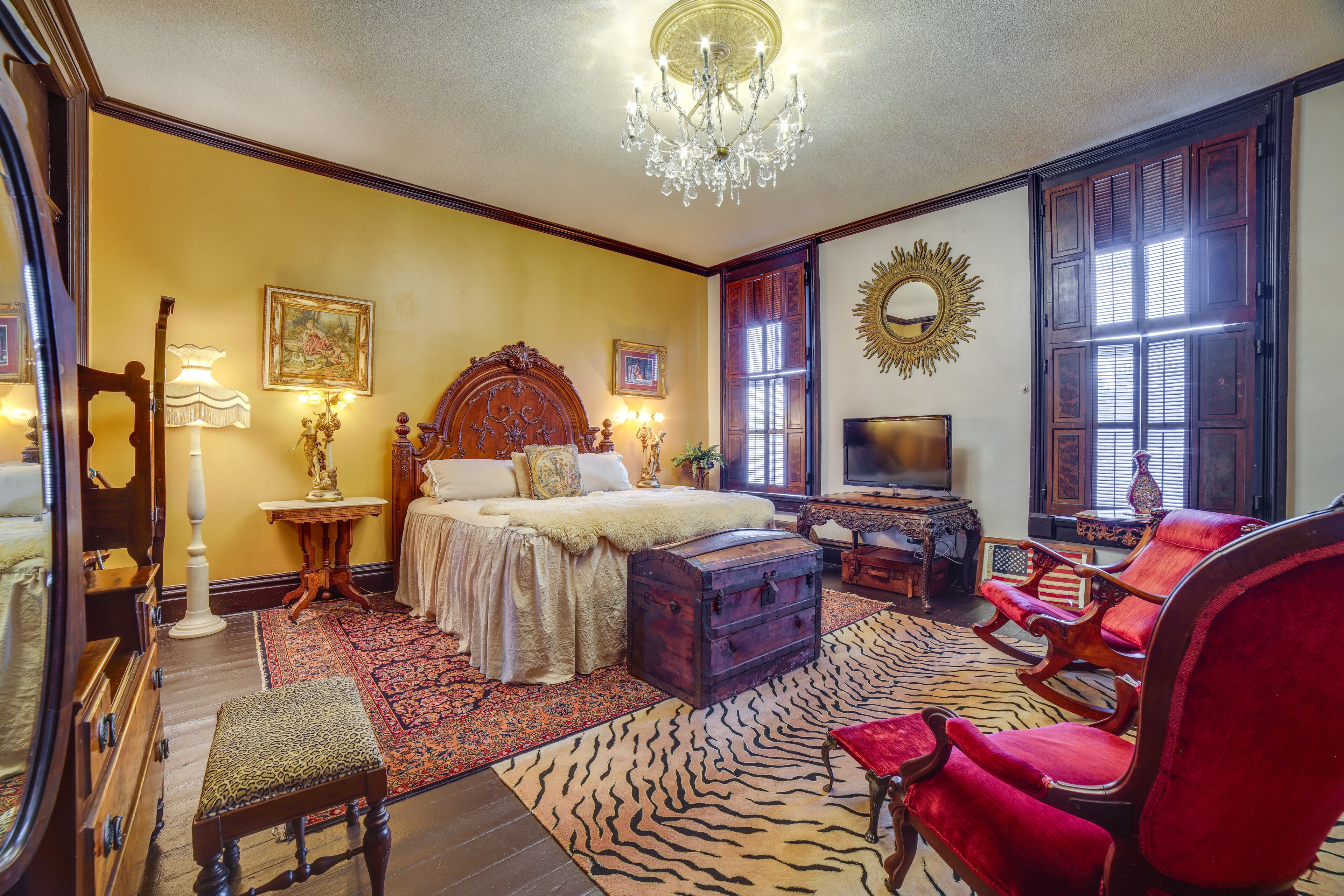 2 bedrooms, desk, internet, bed sheets