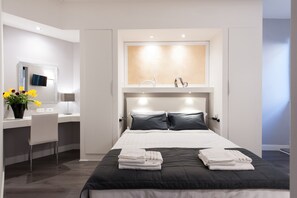 Phòng Suite, sân hiên | Két bảo mật tại phòng, bàn, màn/rèm cản sáng, phòng cách âm 
