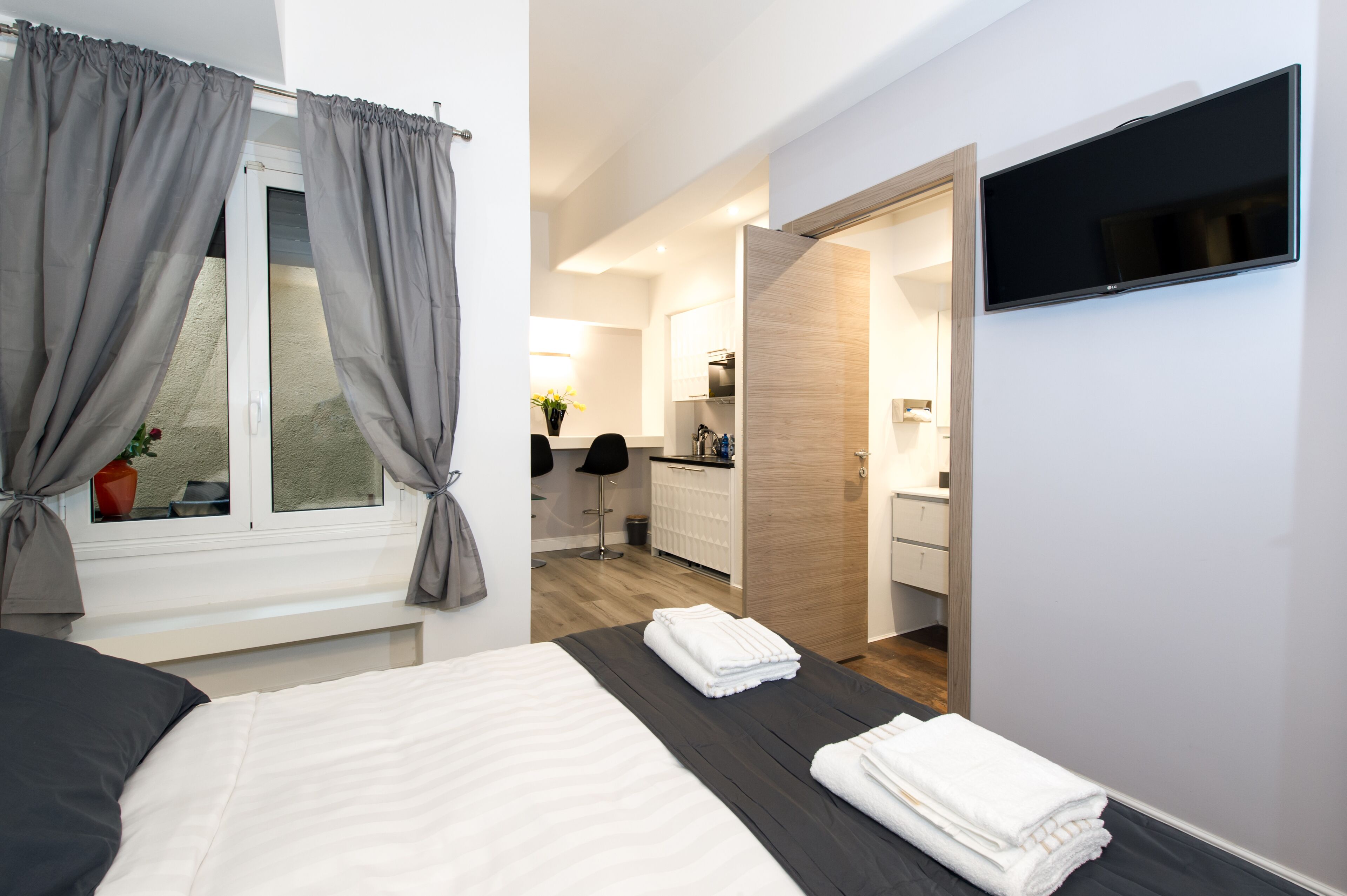 Habitación estándar, patio | Caja de seguridad en la habitación, escritorio y cortinas blackout 