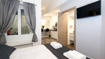 Habitación estándar, patio | Caja de seguridad en la habitación, escritorio y cortinas blackout