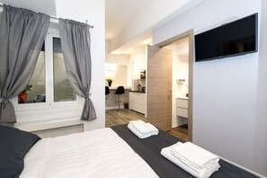 Habitación estándar, patio | Caja fuerte, escritorio, cortinas opacas y sistema de insonorización