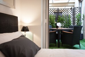 Studio Suite Junior, sân hiên | Két bảo mật tại phòng, bàn, màn/rèm cản sáng, phòng cách âm 