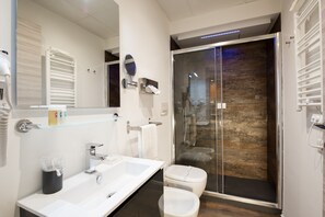 Suite Studio Junior, patio | Salle de bain