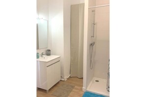 Dusj, hårføner, håndklær og såpe