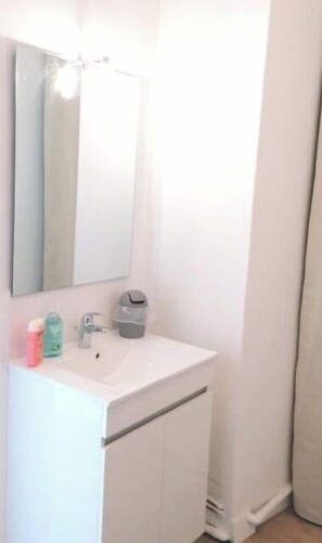 Douche, sĂšche-cheveux, serviettes fournies, savon