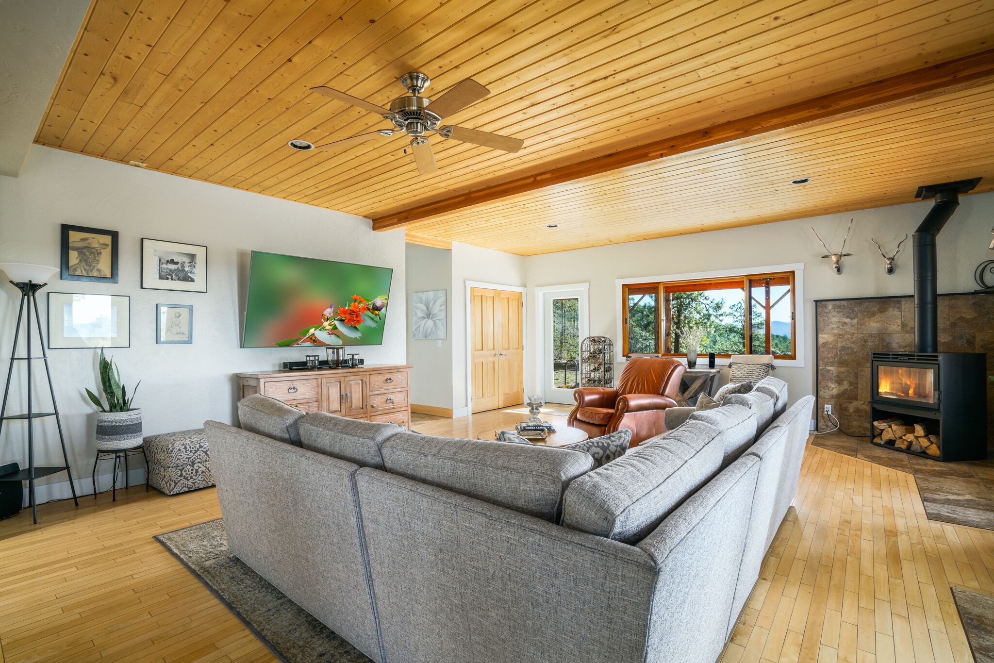 Luxury Home on 8 Acres - Fantastic Views and outdoor space - 20 Min to DGO