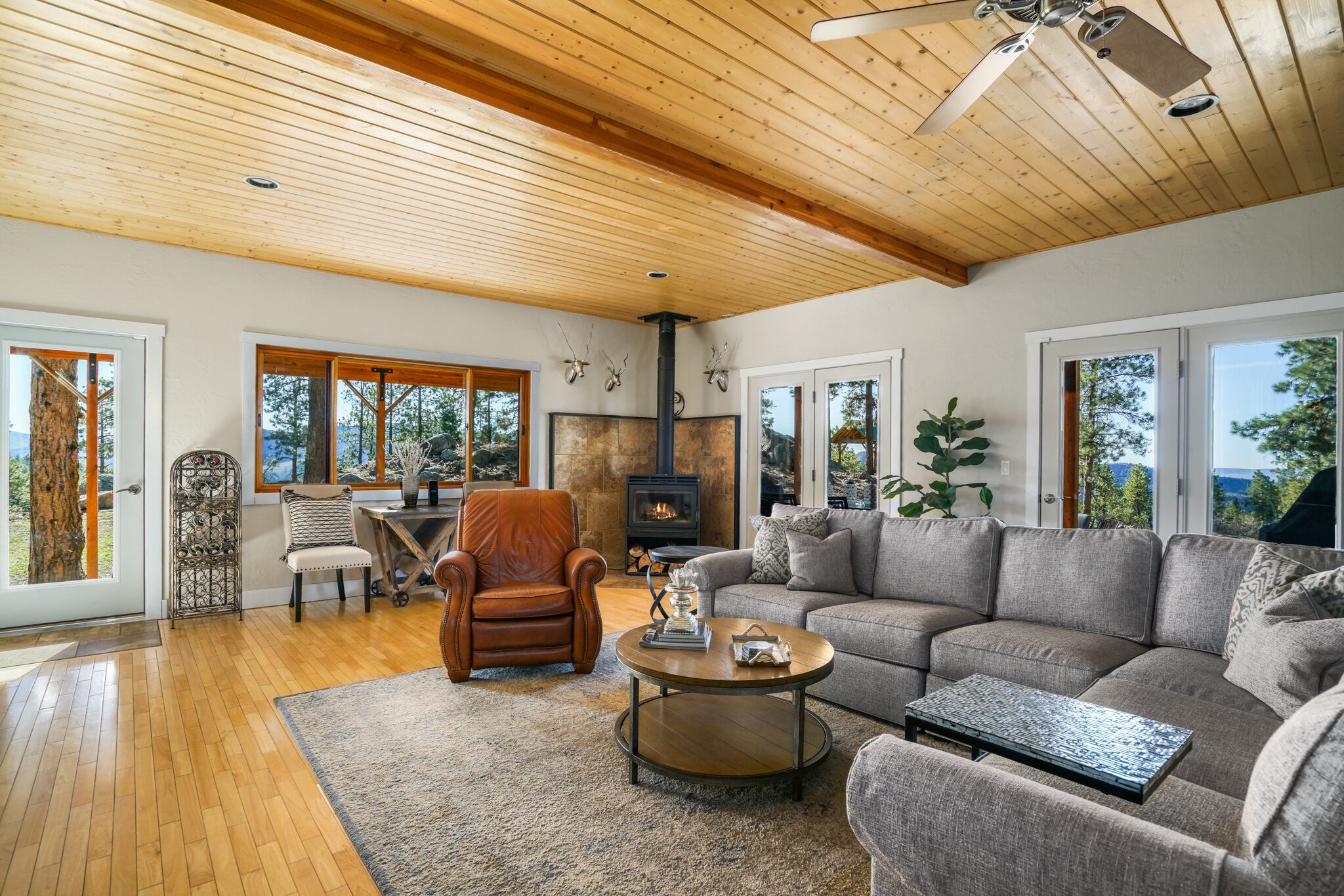 Luxury Home on 8 Acres - Fantastic Views and outdoor space - 20 Min to DGO