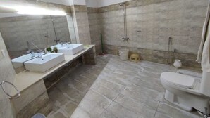 A bathroom with two sinks, a toilet, and a shower. - Snow Crest Lodges (Mekhtar)