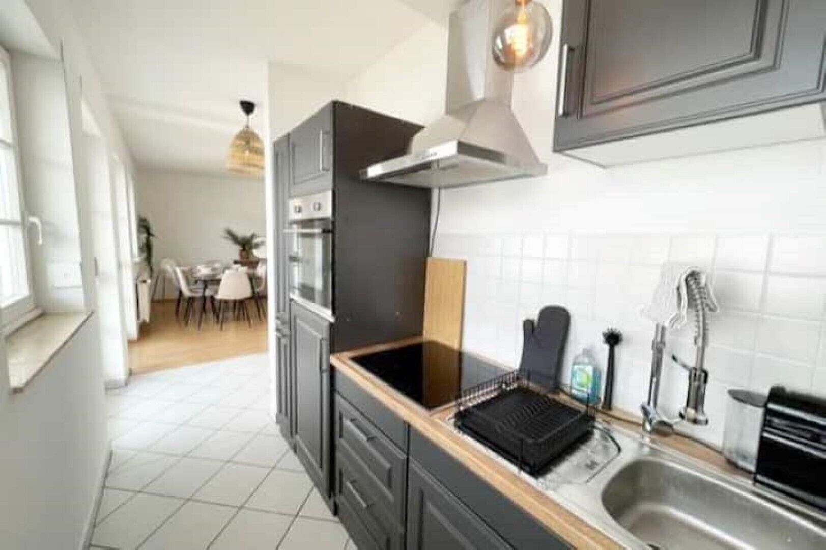 Kühlschrank, Ofen, Herdplatte, Wasserkocher mit Kaffee-/Teezubehör