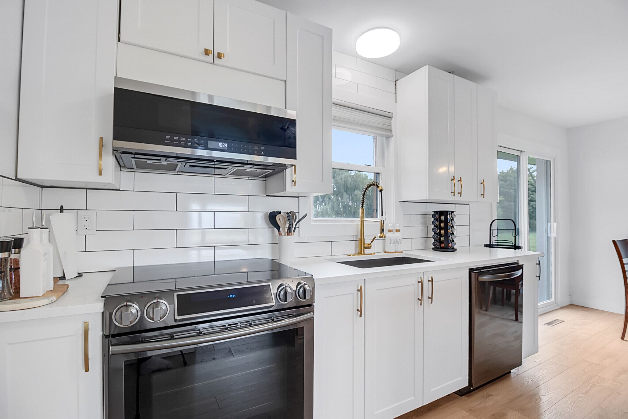 Refrigerador, microondas, horno y parrilla de estufa 