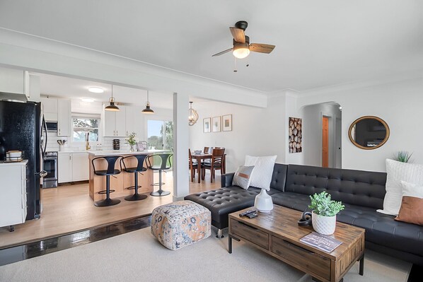 Smart TV, chimenea y tenis de mesa