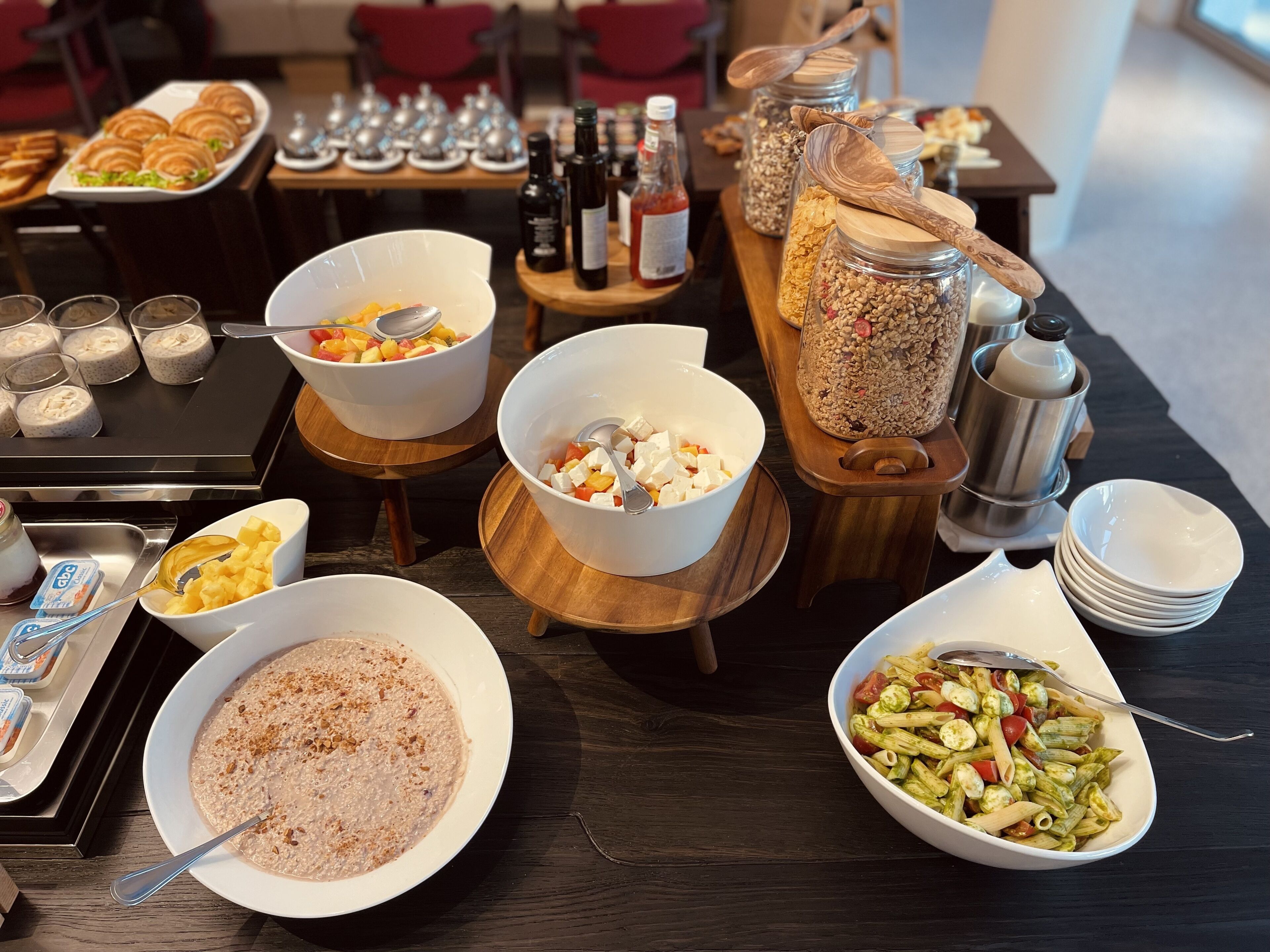 Un buffet de petit-déjeuner proposant une variété d’aliments et d’accompagnements.