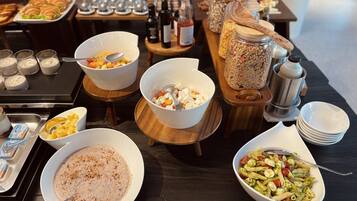 Un buffet de petit-déjeuner proposant une variété d’aliments et d’accompagnements.