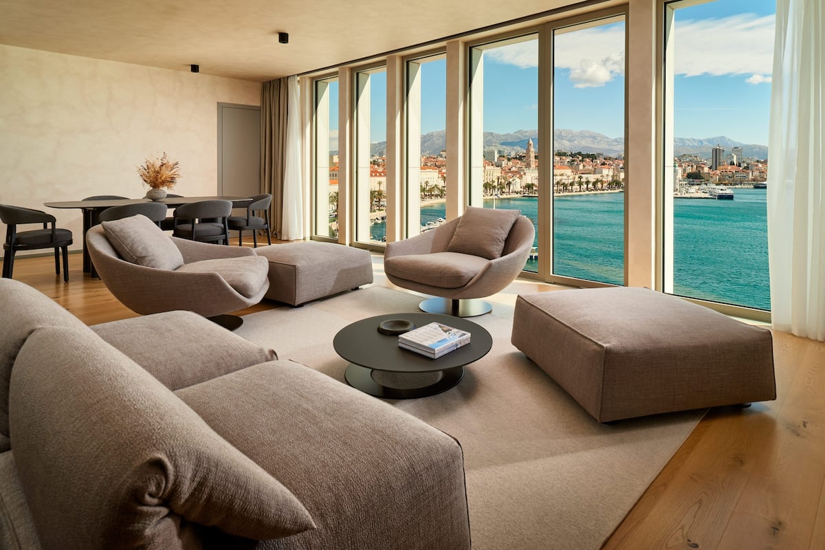 Ambasador Suite with Sea View | Woonruimte | Een 32-inch lcd-televisie met digitale zenders en een televisie